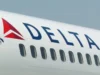 Стюардесса Delta случайно открыла запасной эвакуационный трап в аэропорту