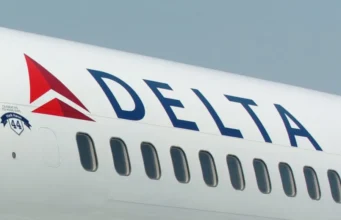 Стюардесса Delta случайно открыла запасной эвакуационный трап в аэропорту